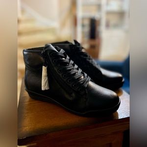 Comfortview Glendaly Size 7M Black Side Zip Lace Up Faux Leather Ankle Boots